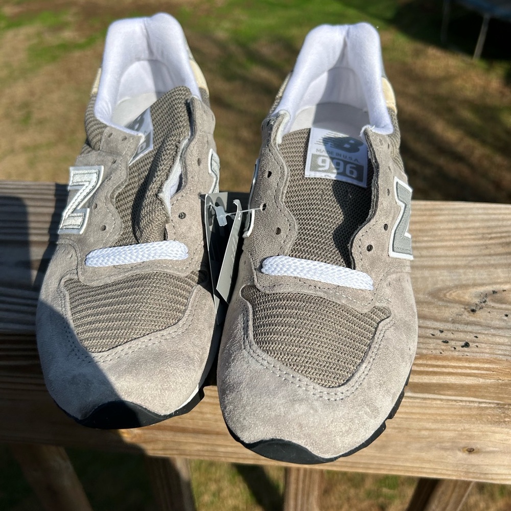 New Balance Gray Sneakers with Chunky Sole and Distinctive Logo
